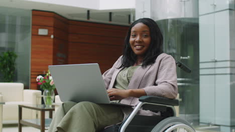 Fröhliche-Afroamerikanische-Geschäftsfrau-Im-Rollstuhl-Posiert-Für-Die-Kamera